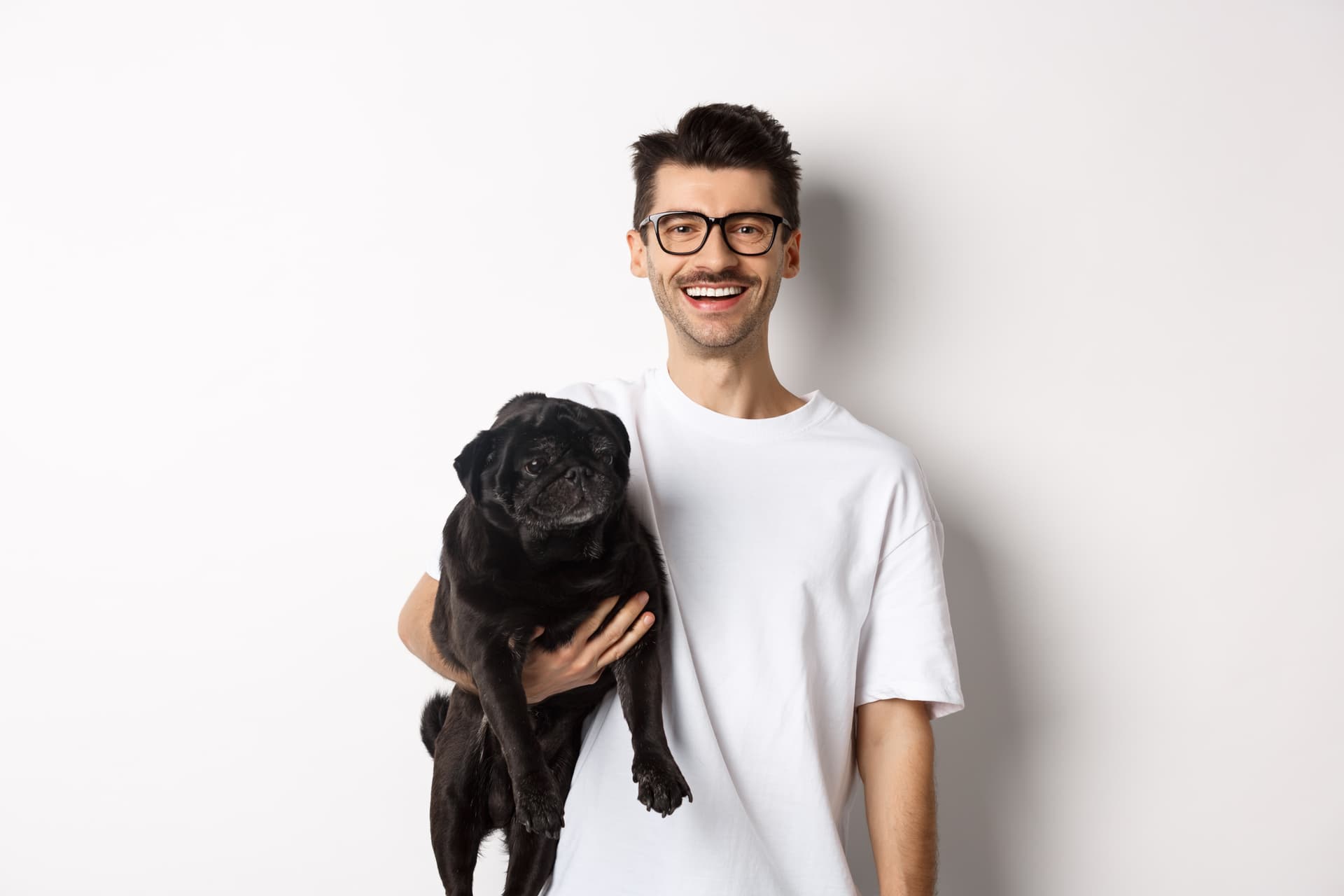 Tutores felizes usando o Agenda Pet para gerenciar a saúde e bem-estar dos seus pets